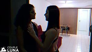 Esposa novinha tirando o pauz�o de dentro do cuzinho da amiga e chupando gostoso