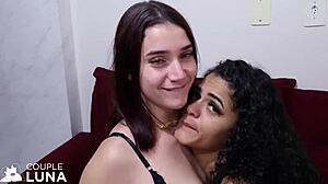 Esposa novinha tirando o pauz�o de dentro do cuzinho da amiga e chupando gostoso