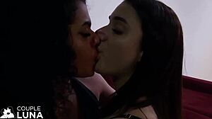 Esposa novinha tirando o pauz�o de dentro do cuzinho da amiga e chupando gostoso