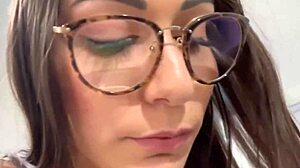 Limpando a casa pra gozar gostosinho