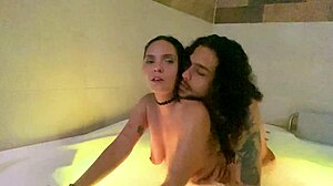 La mejor amiga de mi novia me cabalga en el jacuzzi