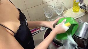 Limpando a casa pra gozar gostosinho