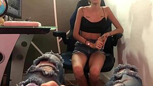 ebony girl kisses and takes cum in mouth