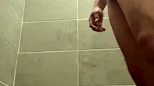 Mejicanito a punto de tomar una ducha para bajar la calentura