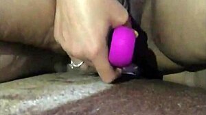 Slut masturbates in car! Watch her go!