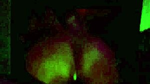 Обожавам да смучкам и яздя чудовищния хуй на големия татко с кремавата си путка