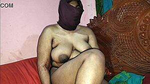 Bhabhi opettaa nuorelle devaarille kiimaisia pilluoppeja