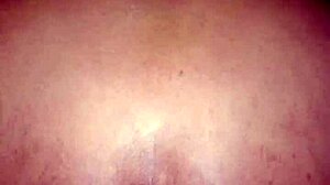 Nagynéni krémes puncikája creampie-t kap mocskos doggy páros baszásban