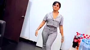 daniela darcourt moviendo el culo