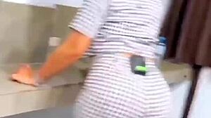 daniela darcourt moviendo el culo