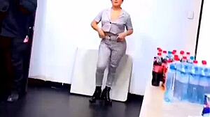 daniela darcourt moviendo el culo