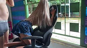 Loira da o cu pro cunhado e eli infia o braso no seu cu