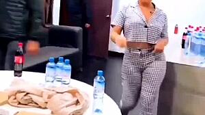 daniela darcourt moviendo el culo