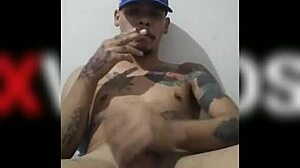 maloqueiro se aliviando with a banana snack