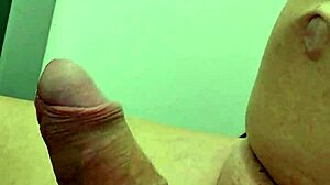 petite salope se branle vite et fort ?