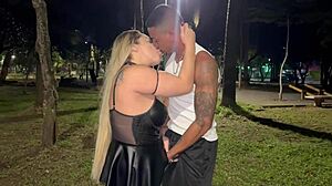 amiga puta me chamou pra transar na rua n�o ressisti e gozei gostoso na boca da safada em plena luz da lua