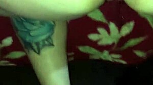 Blonde gicle fort pendant sa gorge profonde sur bite noire