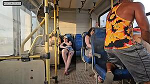 mulher casada flerta com estranho no onibus e acaba transando