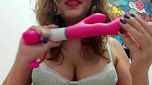 Perguntas E Respostas - Mulher Safada Mostrando Seu Brinquedo Favorito.