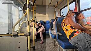 mulher casada flerta com estranho no onibus e acaba transando
