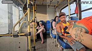 mulher casada flerta com estranho no onibus e acaba transando
