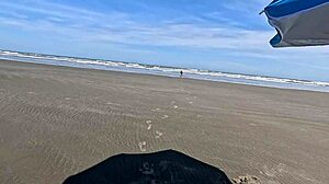 aprontando em p�blico ambulantes reconhecem minha putinha e claro agente apronta na praia