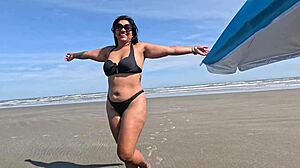 aprontando em p�blico ambulantes reconhecem minha putinha e claro agente apronta na praia