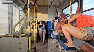 mulher casada flerta com estranho no onibus e acaba transando