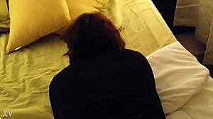 Mi mujer posa de manera juguetona en casa