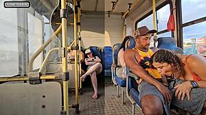 mulher casada flerta com estranho no onibus e acaba transando