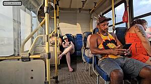 mulher casada flerta com estranho no onibus e acaba transando
