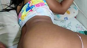 padrastro disfruta del gran culo de su hijastra dandole anal