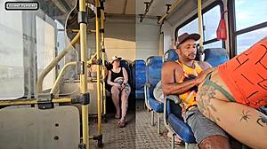mulher casada flerta com estranho no onibus e acaba transando