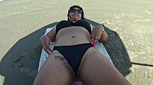 aprontando em p�blico ambulantes reconhecem minha putinha e claro agente apronta na praia