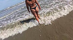 aprontando em p�blico ambulantes reconhecem minha putinha e claro agente apronta na praia