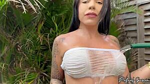 veja essa gostosa safada que adora tomar banho de mandeira e ganhar surra de rola de quatro na cama