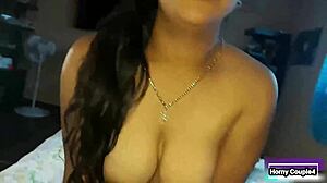 Mira como se me mueven las tetas mientras me cogen, moaning loud on that big cock ride.