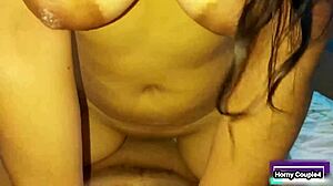 Mira como se me mueven las tetas mientras me cogen, moaning loud on that big cock ride.