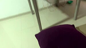 hermosa turista le es infiel a su marido con un desconocido por dinero