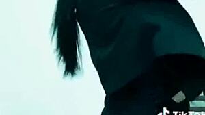 putas de tik tok moviendo el culo