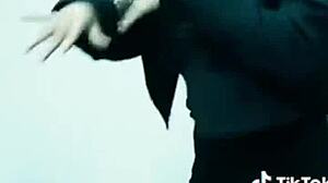 putas de tik tok moviendo el culo