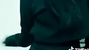 putas de tik tok moviendo el culo