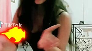 putas de tik tok moviendo el culo