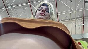 homem filma mulher se masturbando os peitos no supermercado