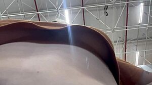 homem filma mulher se masturbando os peitos no supermercado