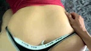 Mi compañera de cuarto me chupa la verga y yo la pongo en cuatro y me vengo en su rica y apretada vagina 😍