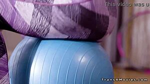 Watch This Shemale Fuck a Brunette Babe After Her Intense Workout?