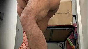 Colombiana ninfomana se mete al baño de la discoteca para follar camara espia