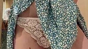 Przyłapana na testowaniu uroczej sukienki przed zakupem