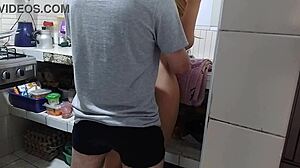 Encontré A La SucIa De Mi Madrastra Provocándome En La Cocina Cuando Su Esposo Descansaba